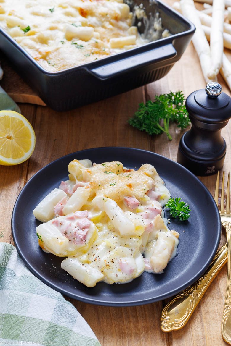 Weißer Spargelauflauf mit Kartoffeln, Schinken und Käse überbacken