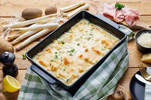 Auflauf mit weißem Spargel und Kartoffeln in Béchamelsauce serviert