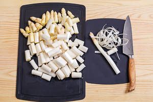 Spargel waschen, schälen und in Stücke schneiden