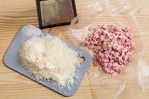Kochschinken und Parmesan vorbereiten