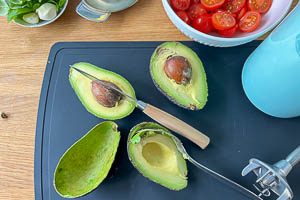 Avocado und Tomaten vorbereiten