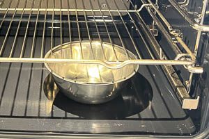 Hitzebeständiger Wasserbehälter im Ofen