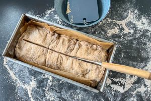 Teig für das Dinkelvollkornbrot in die Kastenform geben