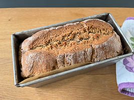 Brot nach dem Backen aus dem Ofen holen und auskühlen lassen