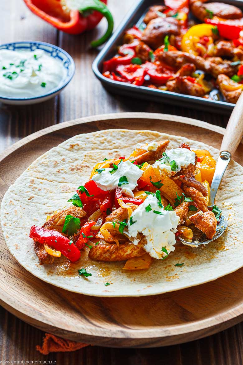 Besonders lecker sind die Fajitas mit einem Klecks Schmand und etwas Koriander.