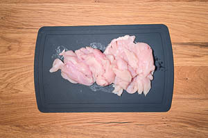 Hähnchen in Streifen schneiden