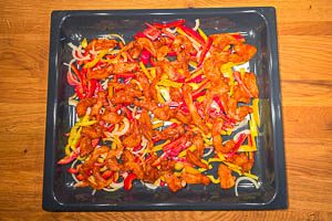 Hähnchen über die Paprika geben
