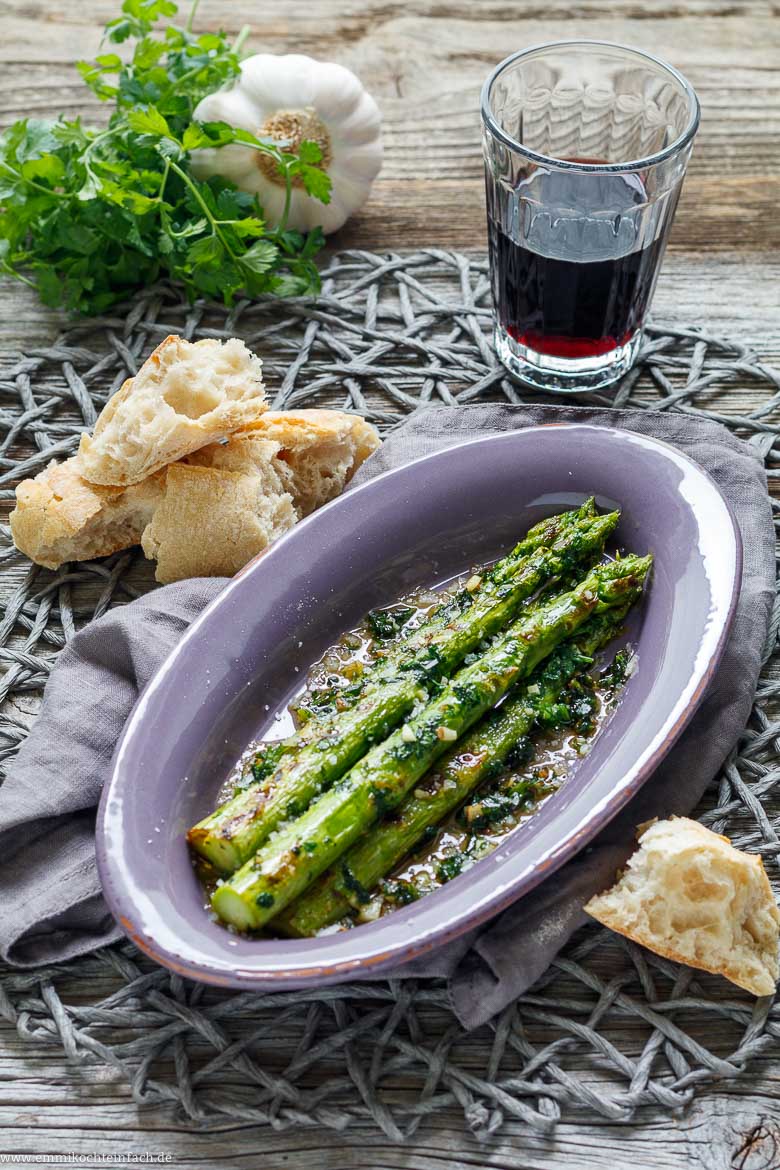 Gebratener gr&uuml;ner Spargel als Beilage serviert