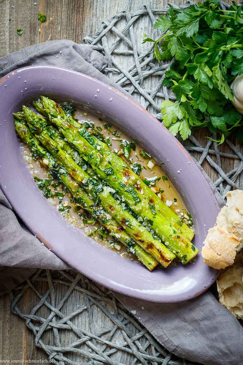 Gr&uuml;ner Spargel gebraten und mit Gew&uuml;rzen verfeinert