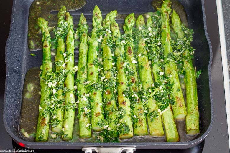 Gr&uuml;nspargel in &Ouml;l mit Kr&auml;utern in der Pfanne gebraten