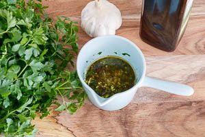 Gew&uuml;rze mit dem Oliven&ouml;l vermengen