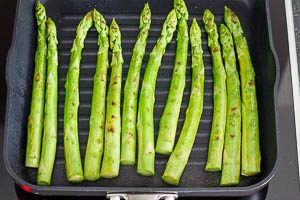 Gr&uuml;nen Spargel in der Pfanne r&ouml;sten
