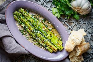 Gebratener gr&uuml;ner Spargel auf einem tiefen Teller serviert