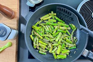 Gr&uuml;nspargel in Oliven&ouml;l vorsichtig anbraten