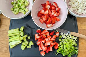 Erdbeeren, Feta, Fr&uuml;hlingszwiebeln und Gurke vorbereiten