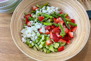 Spargelsalat-Zutaten in eine Salatsch&uuml;ssel geben