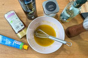 Dressing f&uuml;r den Spargelsalat mit gr&uuml;nem Spargel anr&uuml;hren