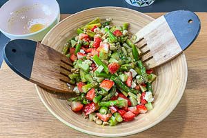 Dressing zu den Spargelsalat-Zutaten in die Sch&uuml;ssel geben und vermengen