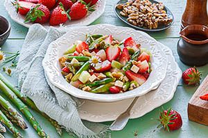 Gr&uuml;nspargel-Salat kalt servieren