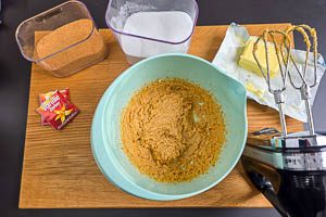 Eigelb und Zucker vermischen und mit der Butter verrühren.