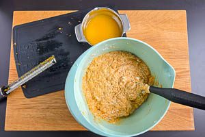Karottenraspeln und Orangenschale und -saft hinzugeben.