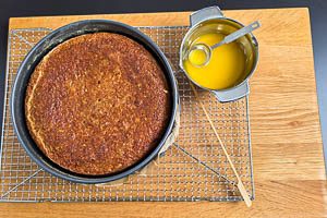 Kuchen mit Orangensaft beträufeln.