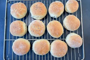 Br&ouml;tchen auf einem Gitter ausk&uuml;hlen lassen.