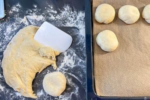 Teig in Br&ouml;tchen formen.