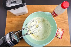 Sahne und Zucker f&uuml;r die F&uuml;llung steifschlagen