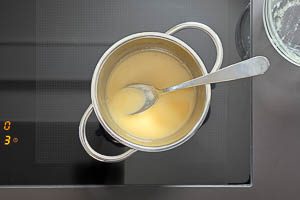 Gelatine-Mischung in einem Topf erw&auml;rmen