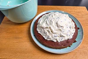 Sahne auf dem Kuchenboden zum Maulwurfsh&uuml;gel formen