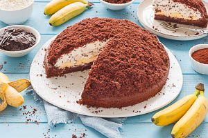 Maulwurfkuchen nach dem K&uuml;hlen servieren