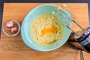 Eier zur Butter-Zucker-Mischung hinzugeben und unterr&uuml;hren