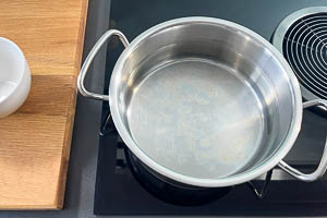 Wasser in einen Topf geben.
