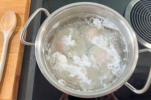 Eier im Topf pochieren