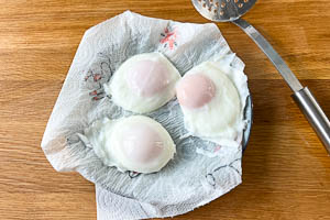 Eier abtropfen lassen.