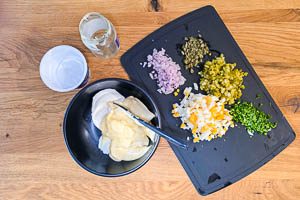 Remoulade-Zutaten w&uuml;rfeln und miteinander vermengen