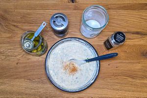 Remoulade-Kr&auml;uter-Dip mit Gew&uuml;rzen verfeinern