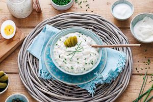 Frische Remoulade im Sch&auml;lchen serviert