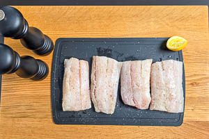 Fisch schneiden, trocknen und w&uuml;rzen.