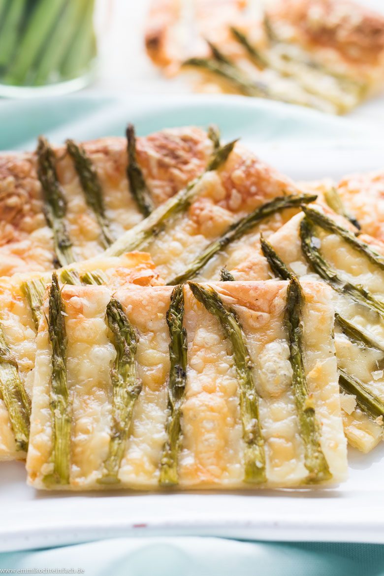 Gr&uuml;ner Mini-Spargel auf einer Tarte aus Bl&auml;tterteig