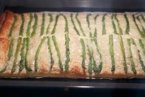 Tarte mit gr&uuml;nem Spargel im Backofen backen