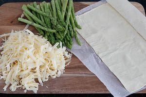 Gr&uuml;nen Spargel vorbereiten und K&auml;se reiben