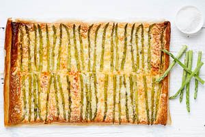 Spargel-Tarte mit gr&uuml;nem Spargel serviert