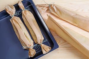 P&auml;ckchen schn&uuml;ren und aufs Backblech legen.