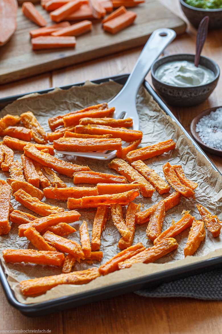 Frische Pommes aus Süßkartoffeln vom Blech