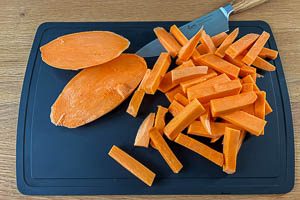 Süßkartoffeln in Kartoffelstifte schneiden
