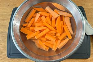 Kartoffelstifte in kaltes Wasser legen