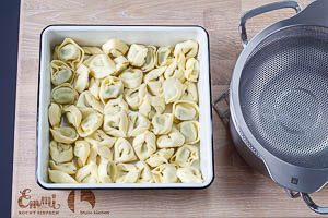Frische Tortellini vorgekocht in die Auflaufform f&uuml;llen