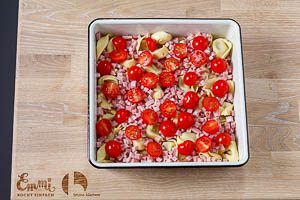 Kochschinken w&uuml;rfeln und Kirschtomaten halbieren